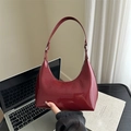 Borsa sottobraccio a mezzaluna in pelle verniciata rosso scuro con tracolla regolabile - Borgogna
