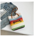 Détail d'un sac cabas en paille arc-en-ciel avec broderie SUMMER et anses en cuir - Style Rayé Arc-en-ciel Multicolore (Style 2)