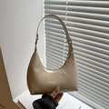Borsa hobo a mezzaluna in pelle verniciata beige con tracolla regolabile - Cachi