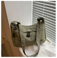 Borsa a tracolla in nylon impermeabile verde salvia con texture a pieghe e tracolla - Verde