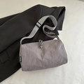 Borsa a tracolla in nylon grigio con ampia tracolla regolabile ed etichetta del marchio - Grigio