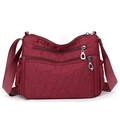 Bolso de hombro grande en nylon burdeos con acolchado de corazones y bolsillos - Burdeos