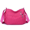 Bolso bandolera de nailon rosa acolchado con corazones y múltiples bolsillos con cremallera - rosa intenso