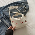 Borsa a secchiello in velluto a coste bianco crema con ricamo ciliegia e tracolla - Bianco