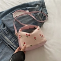 Borsa a secchiello in velluto rosa con ricamo di ciliegie e tracolla in ecopelle - Rosa