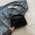 Borsa a secchiello in velluto a coste nero con ricamo ciliegia e tracolla in pelle - Nero