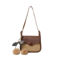 Borsa a tracolla in pelle PU a contrasto con simpatico ciondolo a ciliegia in peluche - Cachi