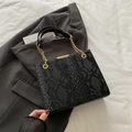 Bolso bandolera negro con patrón de serpiente y cadena dorada de estilo urbano moderno - Negro