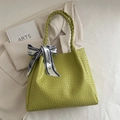 Sac fourre-tout vert avocat avec texture crocodile et foulard en soie pour femmes - Vert