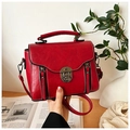 Borsa a tracolla rossa vintage con cuciture bianche e chiusura metallica a scatto - Rosso