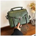 Elegante borsa a tracolla vintage verde scuro da donna in pelle testurizzata - Verde
