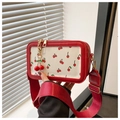 Detailansicht Kirschmuster-Canvas mit rotem breitem Gurt und Kirsch-Metallanhänger - Mit Anhänger / Rot