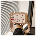 Detailansicht der khakifarbenen Tasche mit Kirsch-Print, Doppelreißverschluss und Gurt - Mit Anhänger / Khaki