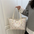 Grote shopper tas met cartoonprints en getextureerde stof voor zomermode stijl - Wit