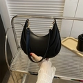 Elegante borsa a mezzaluna nera con texture a pieghe e dettagli in metallo dorato - Nero