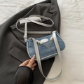 Borsa a tracolla in denim blu con perle e ciondoli a fiori argentati dal design fashion - Argento