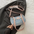 Borsa a tracolla in denim a pois con finiture in pelle rosa e decorazione con fiori e perle - Rosa