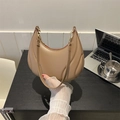 Borsa hobo francese albicocca con trama a onde e dettagli dorati tenuta a mano - Cachi