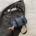 Borsa a tracolla blu testurizzata con catena di perle e accenti floreali argento - Nero
