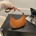 Borsa hobo a mezzaluna marrone caramello in ecopelle plissettata con dettagli dorati - Marrone