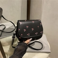 Bolso de hombro negro de cuero sintético con estampado de cerezas y cadena - Negro