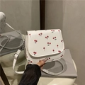 Bolso de hombro blanco con estampado de cerezas y correa ajustable con cadena - Blanco