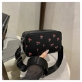 Graziosa borsa a sella nera con stampa a ciliegia e tracolla larga regolabile per il tempo - Nero