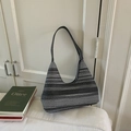 Minimalistische gewebte Hobo-Tasche mit Farbverlauf und Reißverschluss für den Urlaub - Schwarz