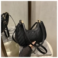 Minimalistische schwarze gewebte Hobo-Schultertasche mit goldener Hardware und Gurt - Schwarz