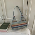 Regenbogenfarbene gewebte Eimertasche mit hellblauen Trägern im minimalistischen Design - Blau