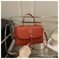 Borsa a mano rosso mattone in pelle martellata con fibbia dorata e tracolla sottile - Rosso