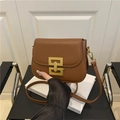 Bolso bandolera de cuero mate marrón con cierre geométrico dorado y diseño elegante - Marrón