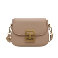 Borsa a sella beige minimalista con fibbia quadrata dorata e tracolla regolabile - Cachi