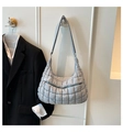 Hellgraue gesteppte Puffer Hobo-Tasche mit verstellbarem Gurt und Reißverschluss - Grau