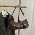 Borsa sottobraccio marrone lucida vintage con doppie tasche anteriori e fibbie argento - Marrone