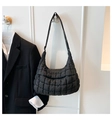 Modische schwarze gesteppte Hobo-Schultertasche mit wattierter Textur und breitem Gurt - Schwarz