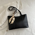 Detail einer schwarzen PU-Leder-Einkaufstasche mit elegantem Seidenschal am Griff - Schwarz