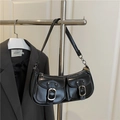 Elegante borsa a spalla nera con doppie tasche e fibbie argentate in finitura lucida - Nero