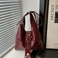 Bolso hobo burdeos oscuro de piel sintética pulida con ojales y tachuelas - Rojo