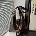 Bolso hobo marrón oscuro brillante en cuero con elegantes ojales y tachuelas plata - Marrón