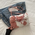 Sac bandoulière en peluche rose et blanc à motif vache avec chaîne épaisse et sangle - Rose