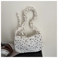 Detail van witte corduroy tas met bruine hartjesprint en een geplooide schouderband - Wit