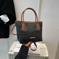 Bolso tote negro para mujer en cuero granulado con asas marrones y logo FASHION - Negro