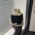 Bucket Bag mit Leopardenmuster, Perlengriff und goldener Kette in Schwarz und Creme - Schwarz