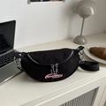 Bolso bandolera media luna negro con bordado rosa sobre un escritorio de estilo moderno - Negro