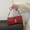 Bolso de hombro rojo con patrón de cocodrilo, hebilla dorada y acabado de cuero texturizado - Rojo