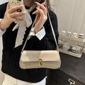 Elegante bolso baguette beige con textura de cocodrilo y hebilla de metal dorado - Caqui