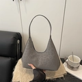 Sac hobo chic à motif léopard gris en cuir mat de qualité avec des motifs en relief - Gris