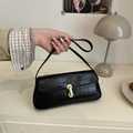 Bolso de hombro minimalista negro con patrón de cocodrilo y hebilla metálica dorada - Negro