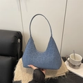 Sac hobo bleu à imprimé léopard avec texte embossé dans un style rétro minimaliste - Bleu